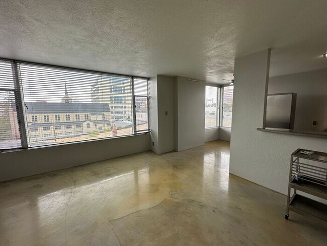 Foto del edificio - MOVE IN SPECIAL!! DEPOSIT MOVES YOU IN!!!