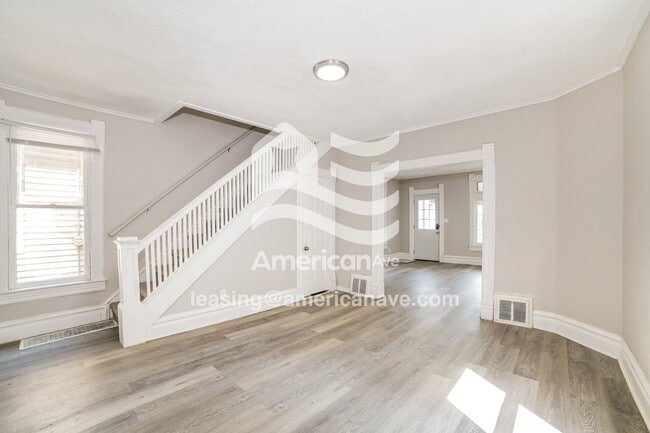 Building Photo - 318 E Thrush Ave