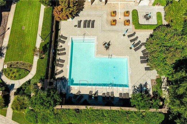 Foto del edificio - 220 Renaissance Pkwy NE