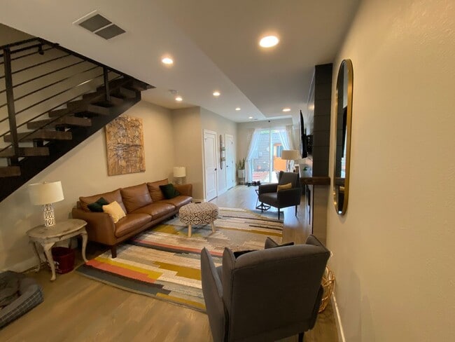 Building Photo - Modern 2 Bed | 3.5 Bath Townhome with Bonu...