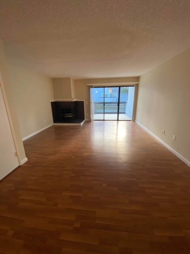 Building Photo - Sunny Townhouse in Lighthouse Cove
