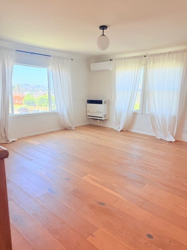 Building Photo - 1/2 OFF FIRST MONTH! BEAUTIFUL & SPACIOUS ...
