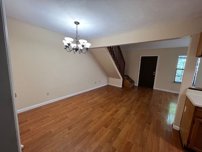 Building Photo - Cute 2 bedroom 2 bathroom townhome close t...