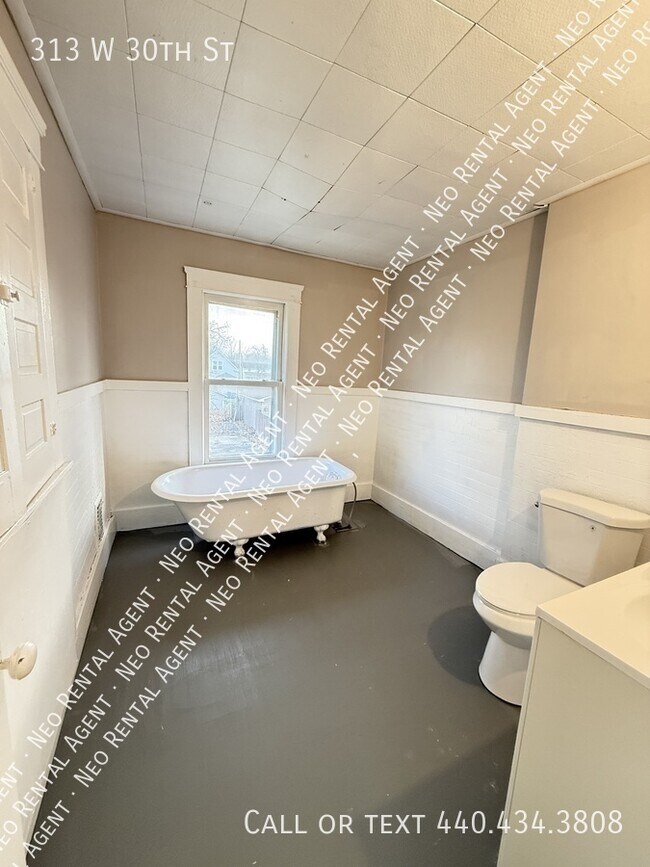 Foto del edificio - 313 W 30th St