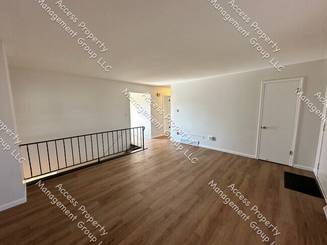 Foto del edificio - Three Bedroom Two Bathroom SE Side Duplex
