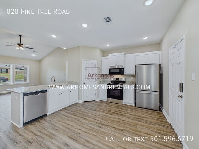 Building Photo - 828 Pine Tree Rd