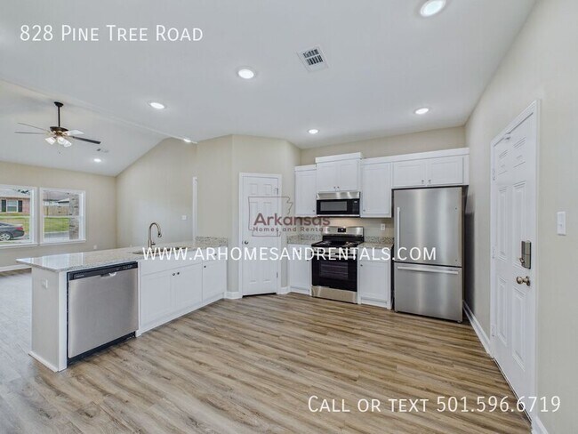 Foto del edificio - 828 Pine Tree Rd