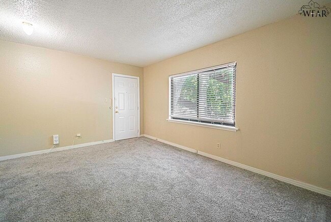 Building Photo - 2104 Virginia Dr