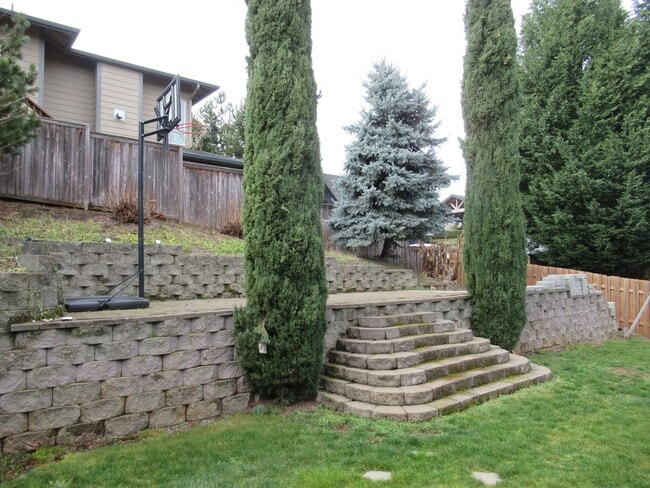 Building Photo - Large 4 Bedroom South