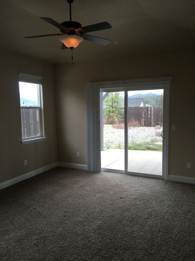 Foto del edificio - Beautiful Shasta Lake home with Landscapin...
