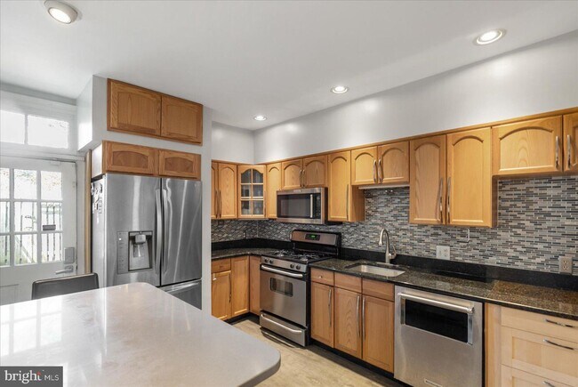 Building Photo - 728 Light St