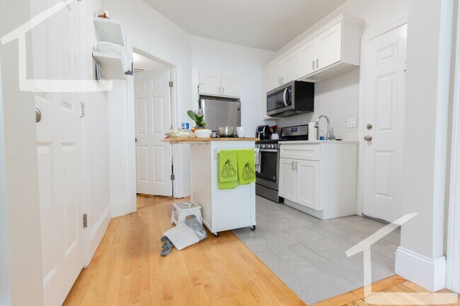 Building Photo - Renovated 2-Bed in Allston | Modern Finish...