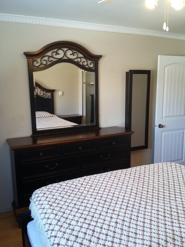 Bedroom - 11-3413 Okanagan Av