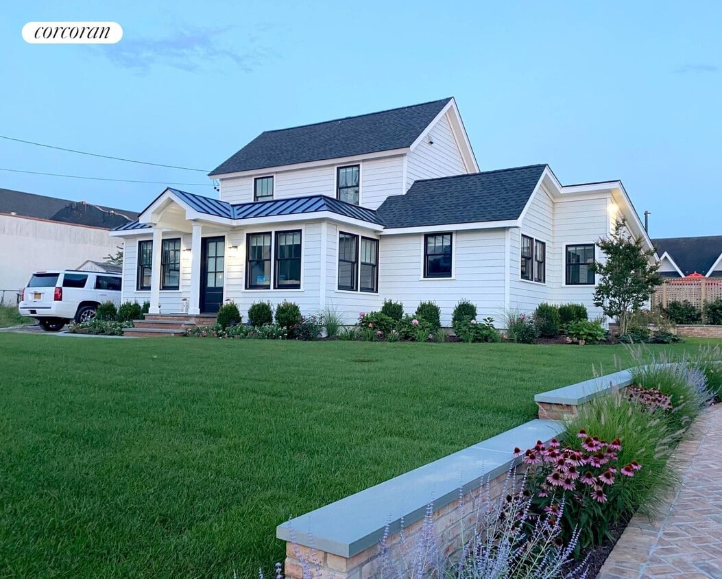 10 E Montauk Hwy, Hampton Bays, NY 11946 House for Rent in Hampton