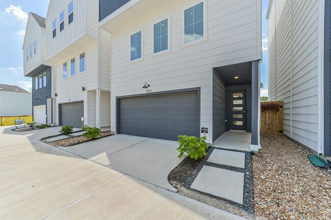 Building Photo - 8321 Springwood Cyn Ln
