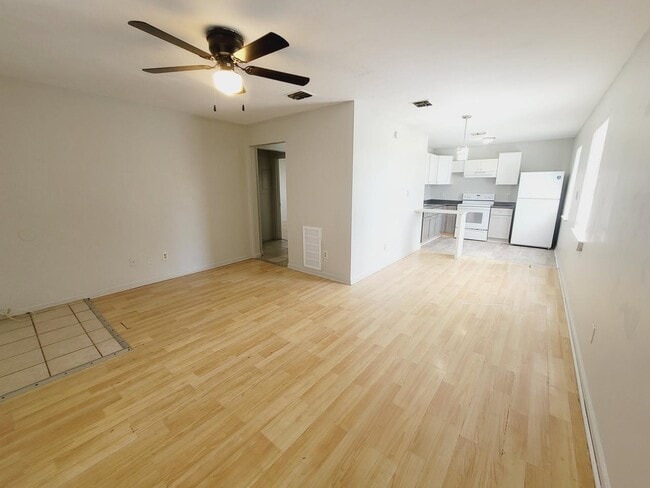 Building Photo - 306 White Dr