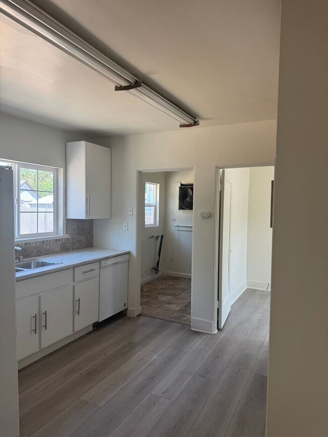 Building Photo - Charming 3-bedroom, 1-bath home featuring ...