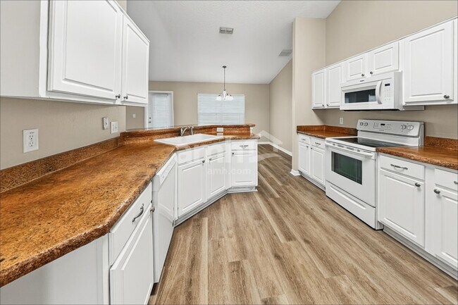 Foto del edificio - 660 Winding Lake Dr