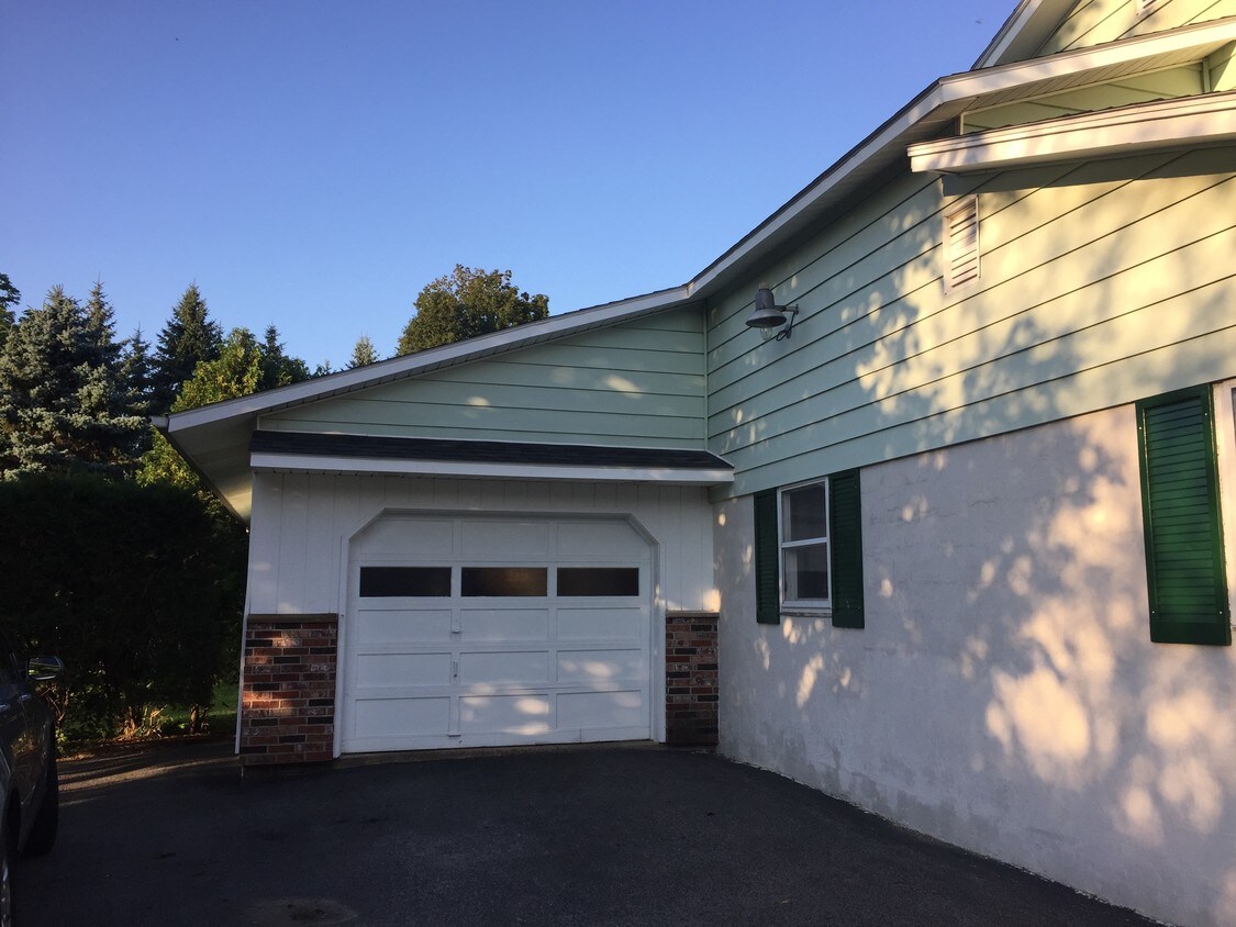 Outside View - 612 Lake St