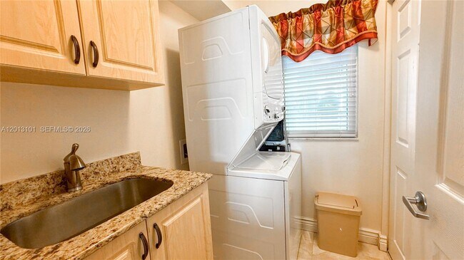 Foto del edificio - 18100 N Bay Rd