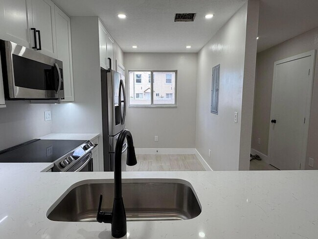 Foto del edificio - 6631 Winfield Blvd