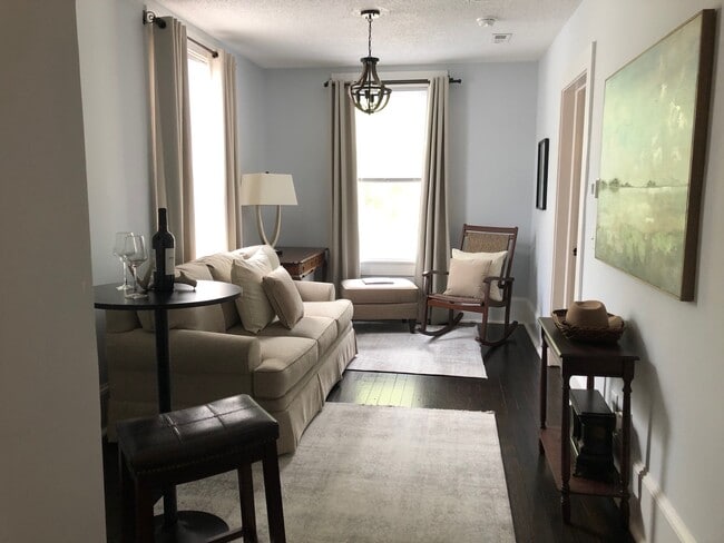 Building Photo - 400 Elizabeth St