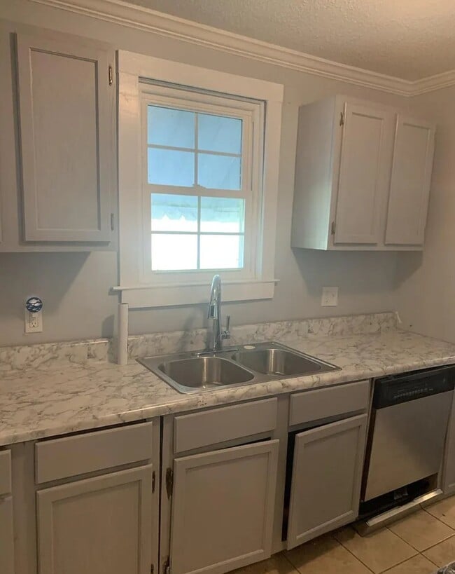 Photo - 8 Virnelle St House