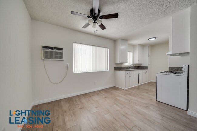 Building Photo - 5132 1/2 Yarmouth-25D