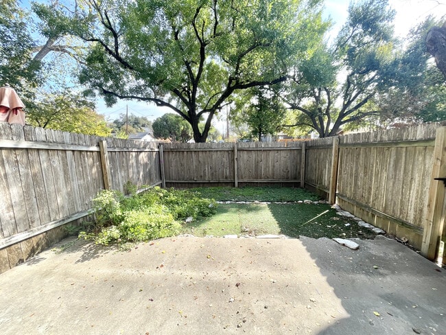 Building Photo - Tramor At The Quest