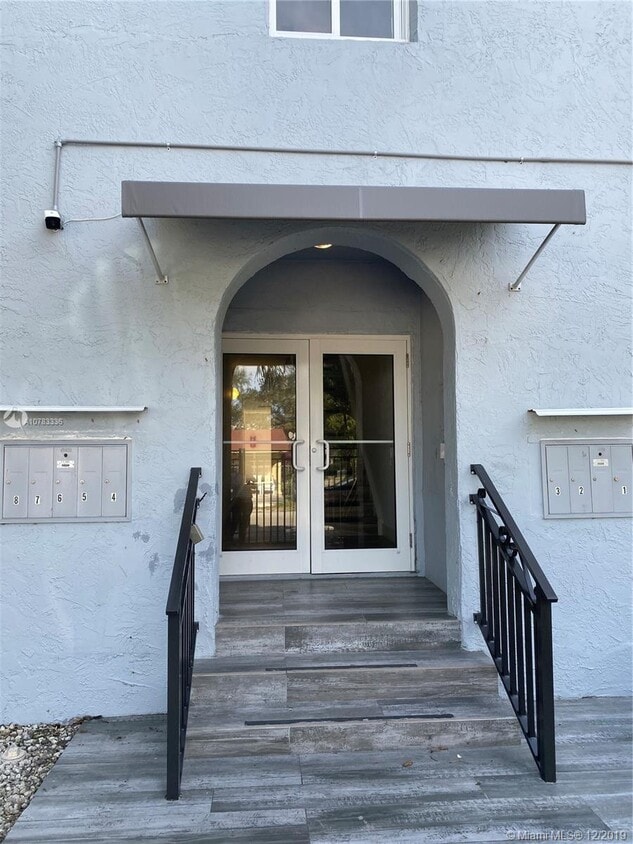 Primary Photo - 2500 NE 192 St