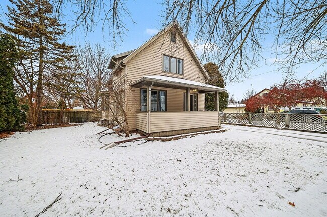 Building Photo - Stunning 3 bedroom rental minutes from downtown - $1800/Month