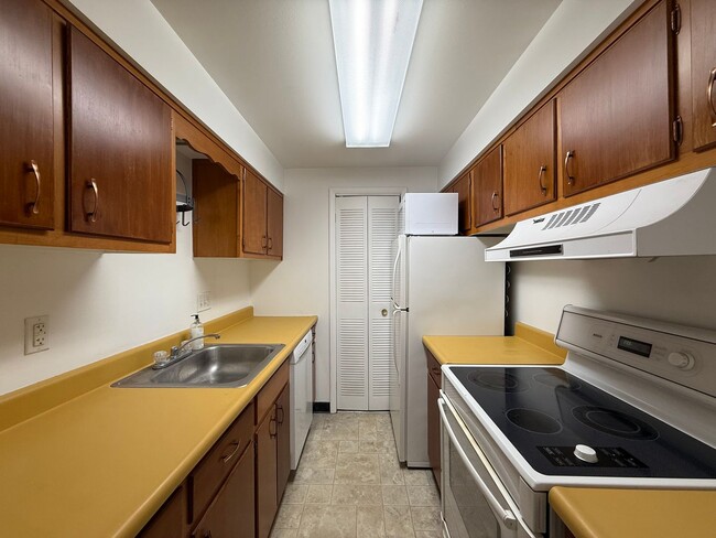 Building Photo - Downtown One Bedroom Apartment - Most Util...