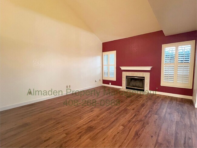 Foto del edificio - Almaden Townhome in Great Location! Pets N...