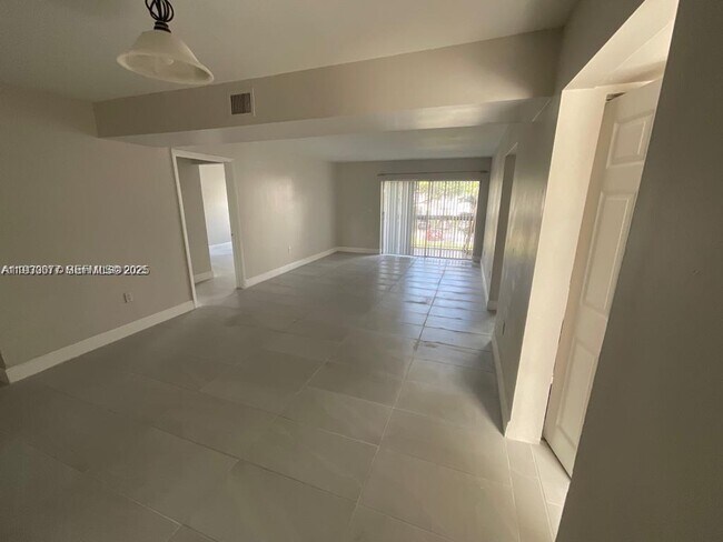 Foto del edificio - 731 N Pine Island Rd