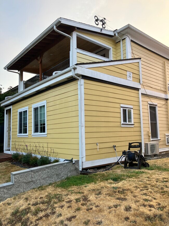 Lateral del dúplex - 1409 N Fife St