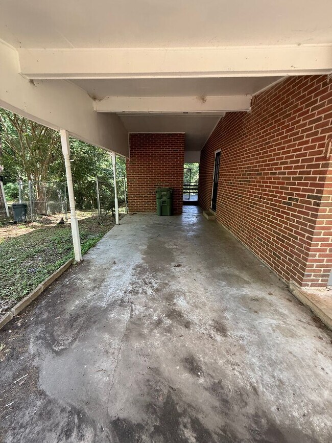 Foto del edificio - ** 3 bed 2 bath located in Forrest Hills ** Call 334-366-9198 to schedule a self showing ½ off th...