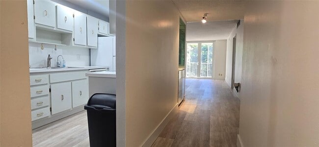 Building Photo - 250 Jacaranda Dr