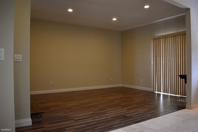 Building Photo - 3 br, 1.5 bath Duplex - 15642 Canal Rd