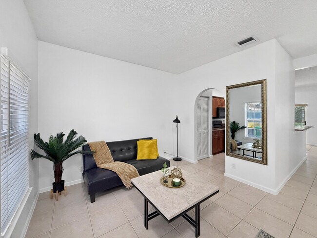 Foto del edificio - 4866 SW 32nd Terrace