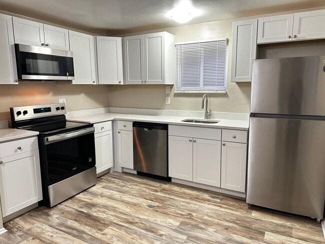 Building Photo - 3 Bed 1.5 Bath with an Additional Bedroom