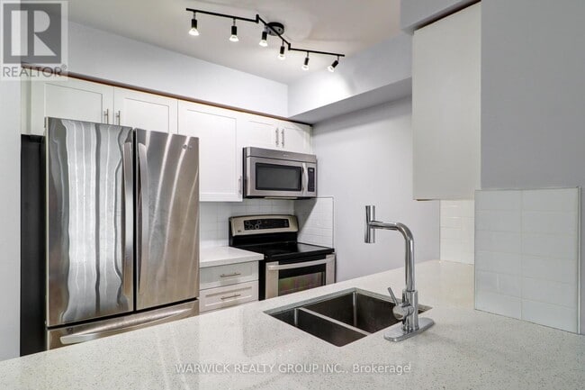 Building Photo - 4978 Yonge St