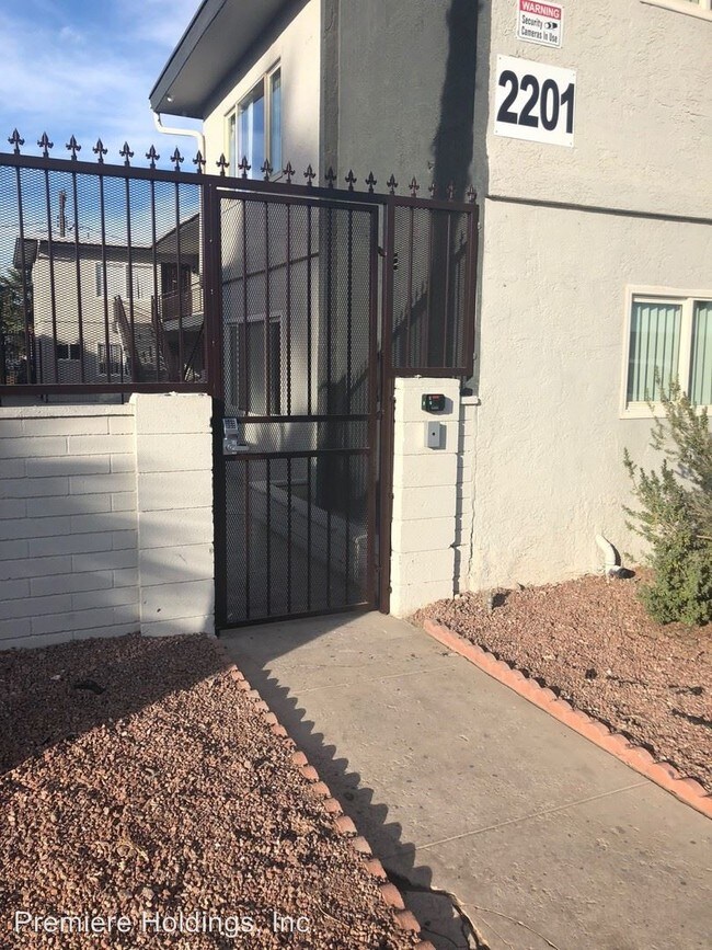 Building Photo - 3 br, 2 bath Apartment - 2201 Sunrise Avenue