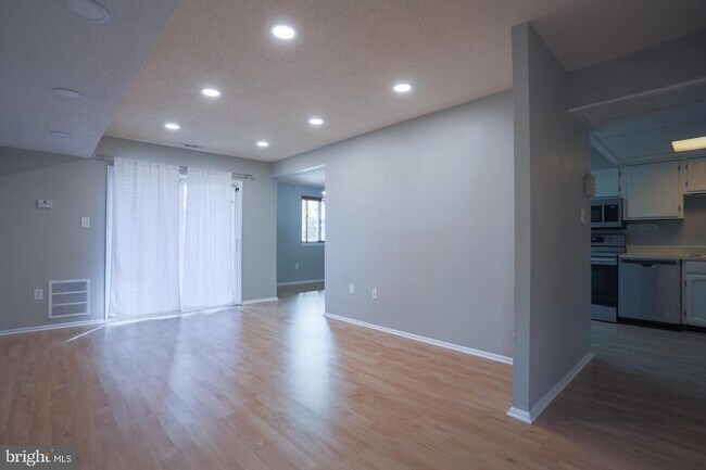 Building Photo - 7293 Coachlight Ct
