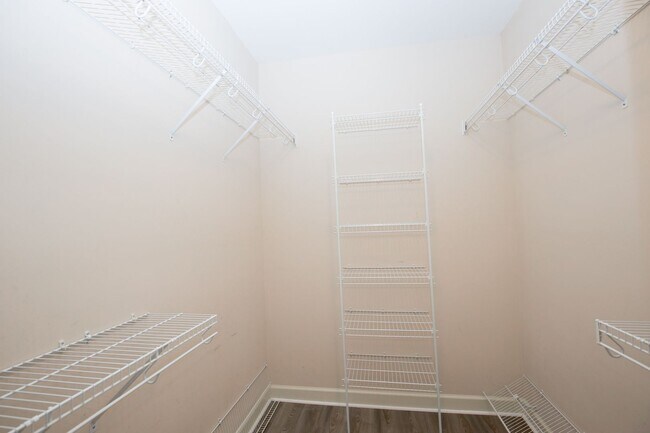 Foto del edificio - Beautiful corner lot home- Woodlake