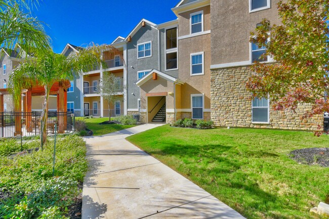 Building Photo - The Heights at Converse Apartments