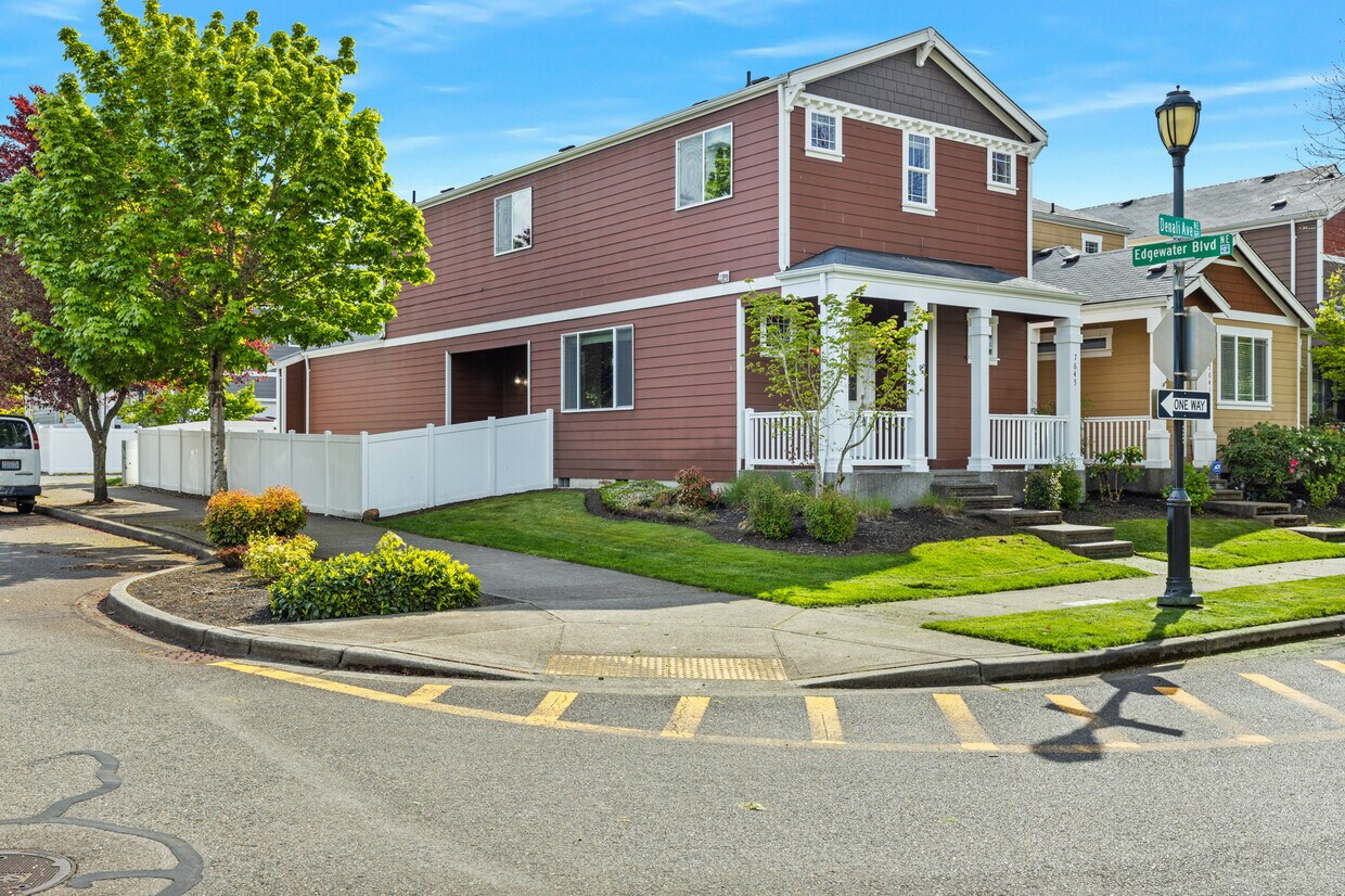Primary Photo - 7645 Denali Ave NE
