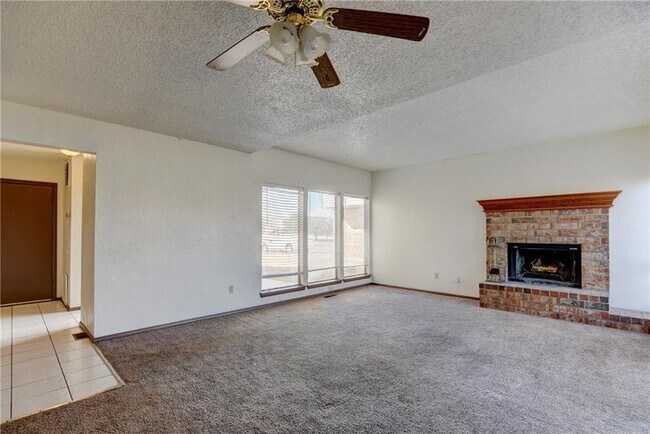 Foto del edificio - 3 Bedroom/2Bath/2Car Duplex- 2 Car Garage-1.5 from Chilsholm Creek