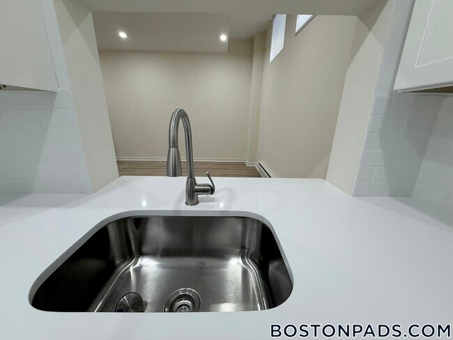 Building Photo - 452 Park Dr