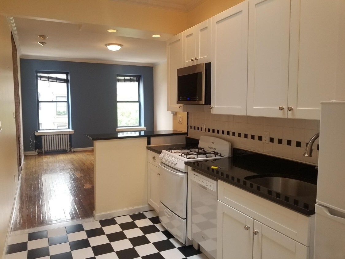 Primary Photo - 135 E 92nd St