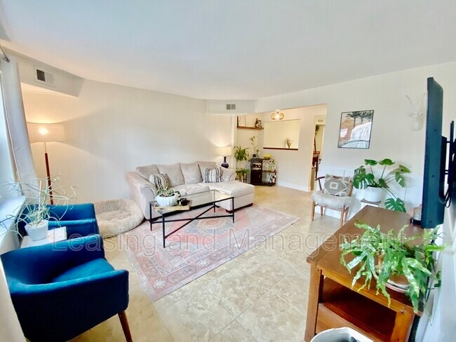 Foto del edificio - 370 N Nassau St